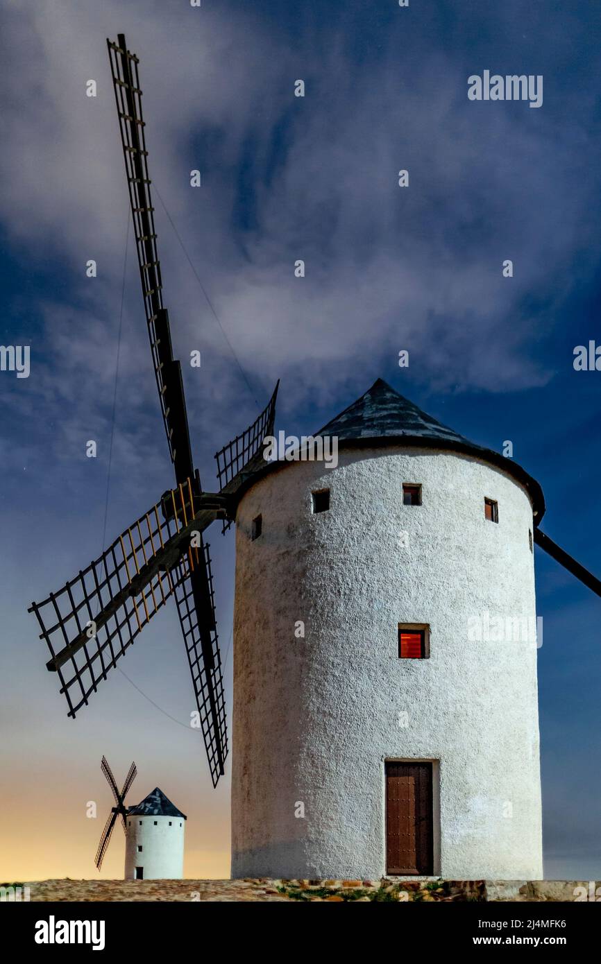 Moulins à vent de nuit, Alcazar de San Juan, Castilla la Mancha, Espagne Banque D'Images