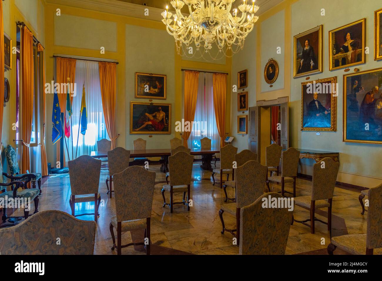 Modène, Italie, 23 septembre 2021: Chambre dans le Palazzo Comunale dans la ville italienne de Modène. Banque D'Images