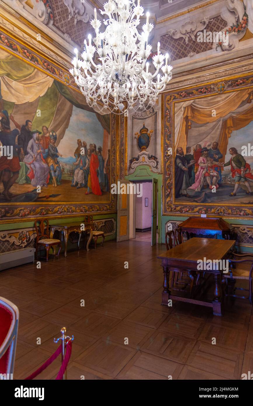 Modène, Italie, 23 septembre 2021: Chambre dans le Palazzo Comunale dans la ville italienne de Modène. Banque D'Images