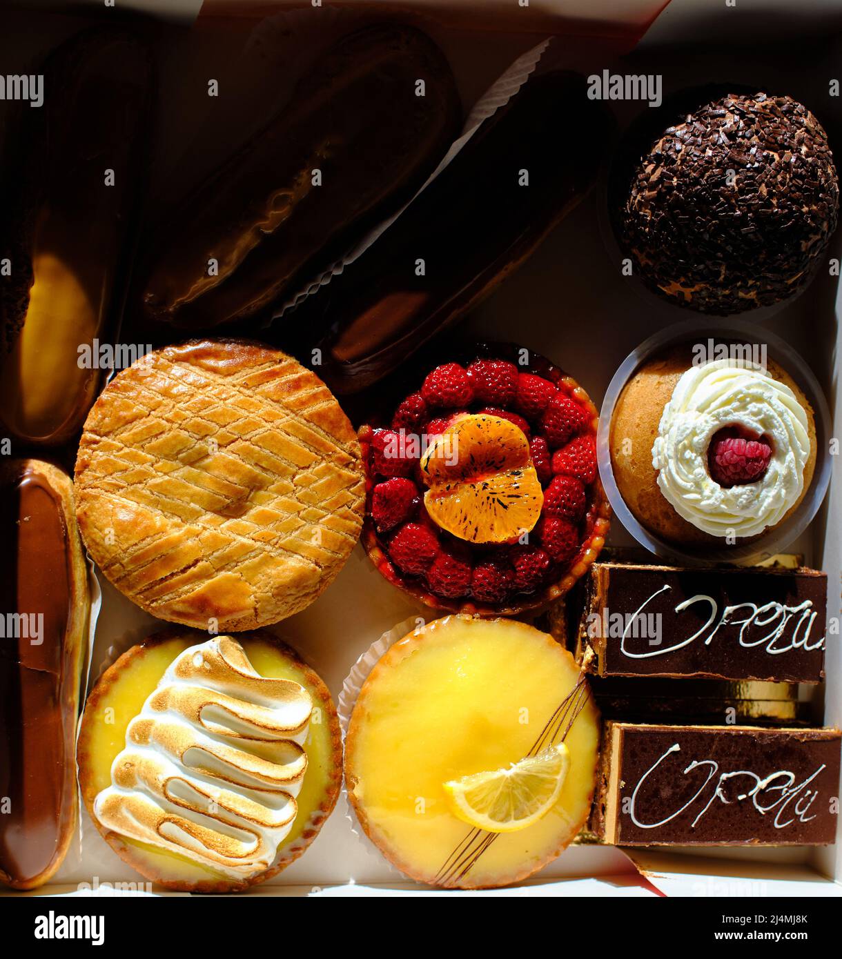 Assortiment de délicieuses pâtisseries françaises, Bordeaux, France Banque D'Images