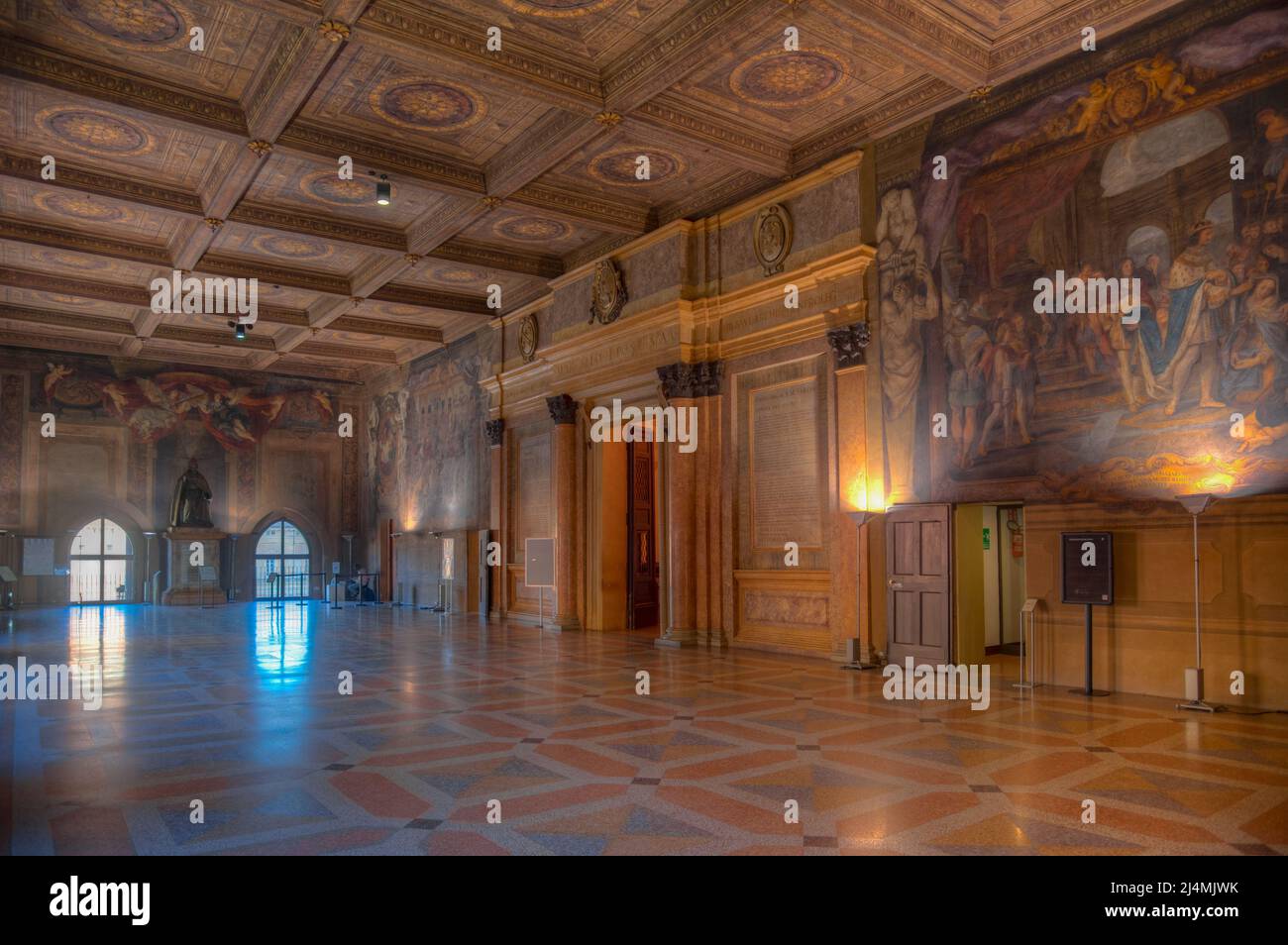 Bologne, Italie, 21 septembre 2021: Chambre au Palazzo Comunale dans la ville italienne de Bologne. Banque D'Images