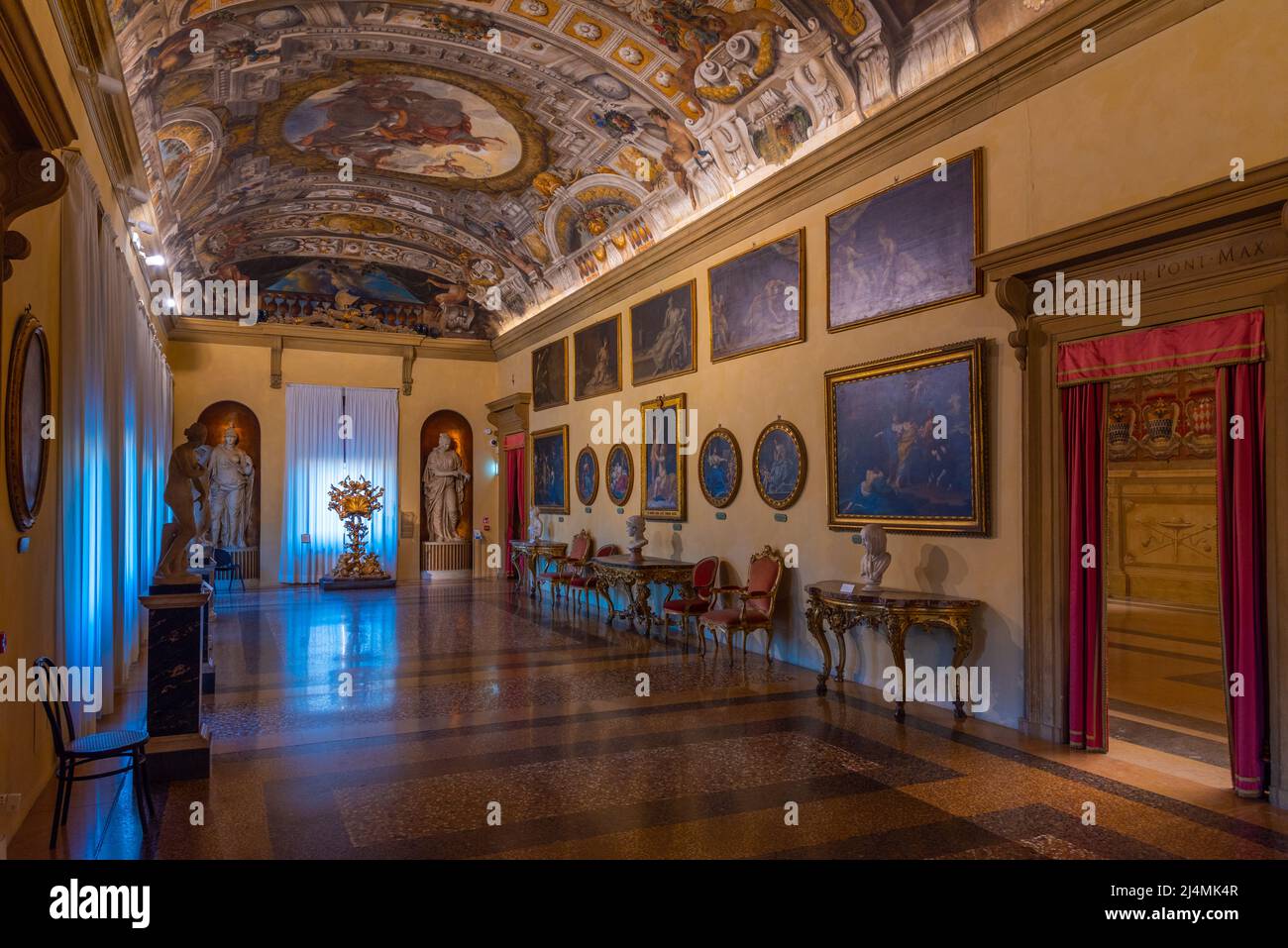 Bologne, Italie, 21 septembre 2021: Chambre au Palazzo Comunale dans la ville italienne de Bologne. Banque D'Images