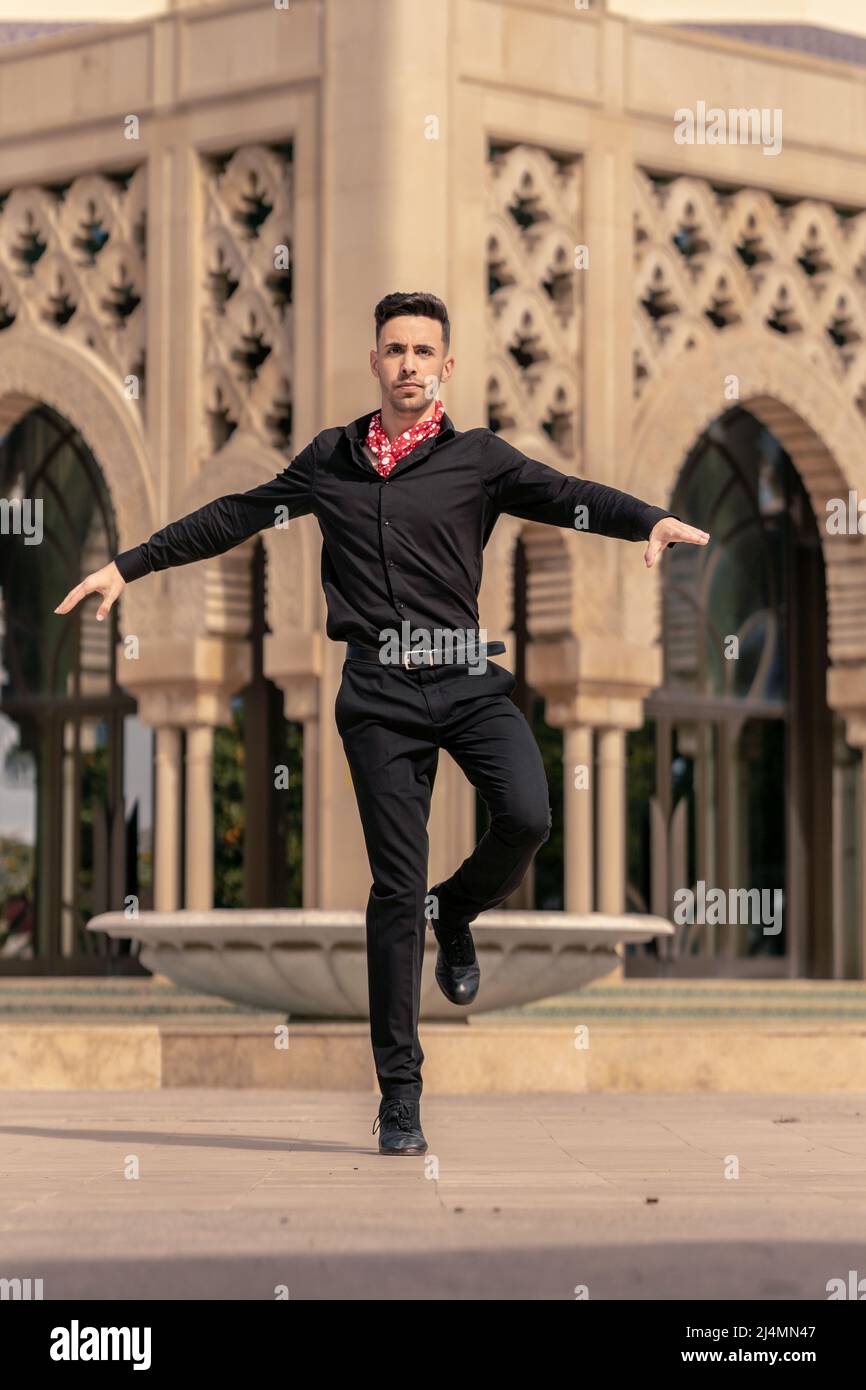 danseur espagnol de flamenco habillé de noir se retournant sur lui-même Banque D'Images
