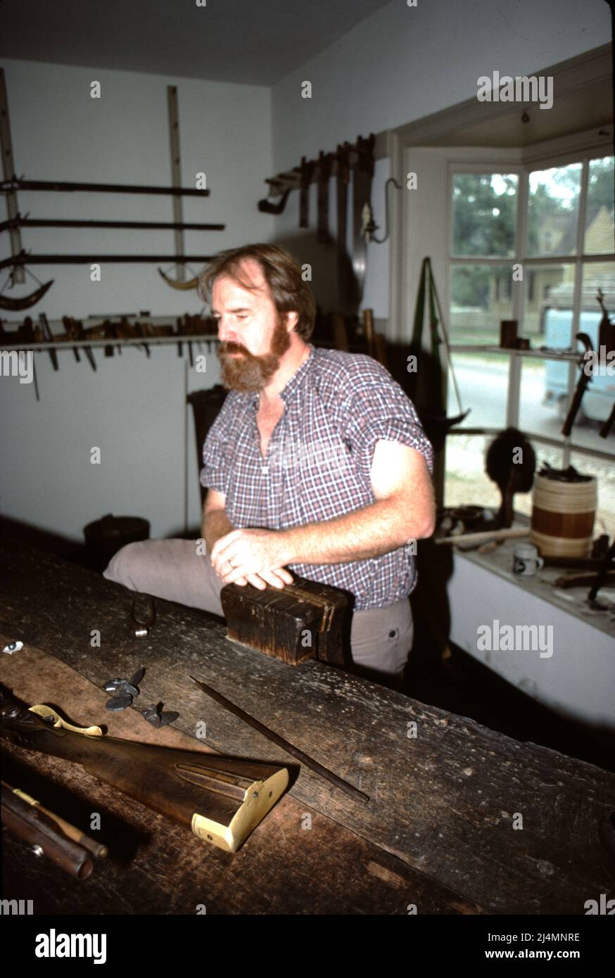 Williamsburg, Virginie. ÉTATS-UNIS 9/1987. Maître-gunsmith pour fusils, pistolets et fusils de chasse coloniaux du 18th siècle. À l'aide d'outils de gunsmiting de 18th siècles, faites fabriquer chaque arme à feu de bois à serrure. Banque D'Images