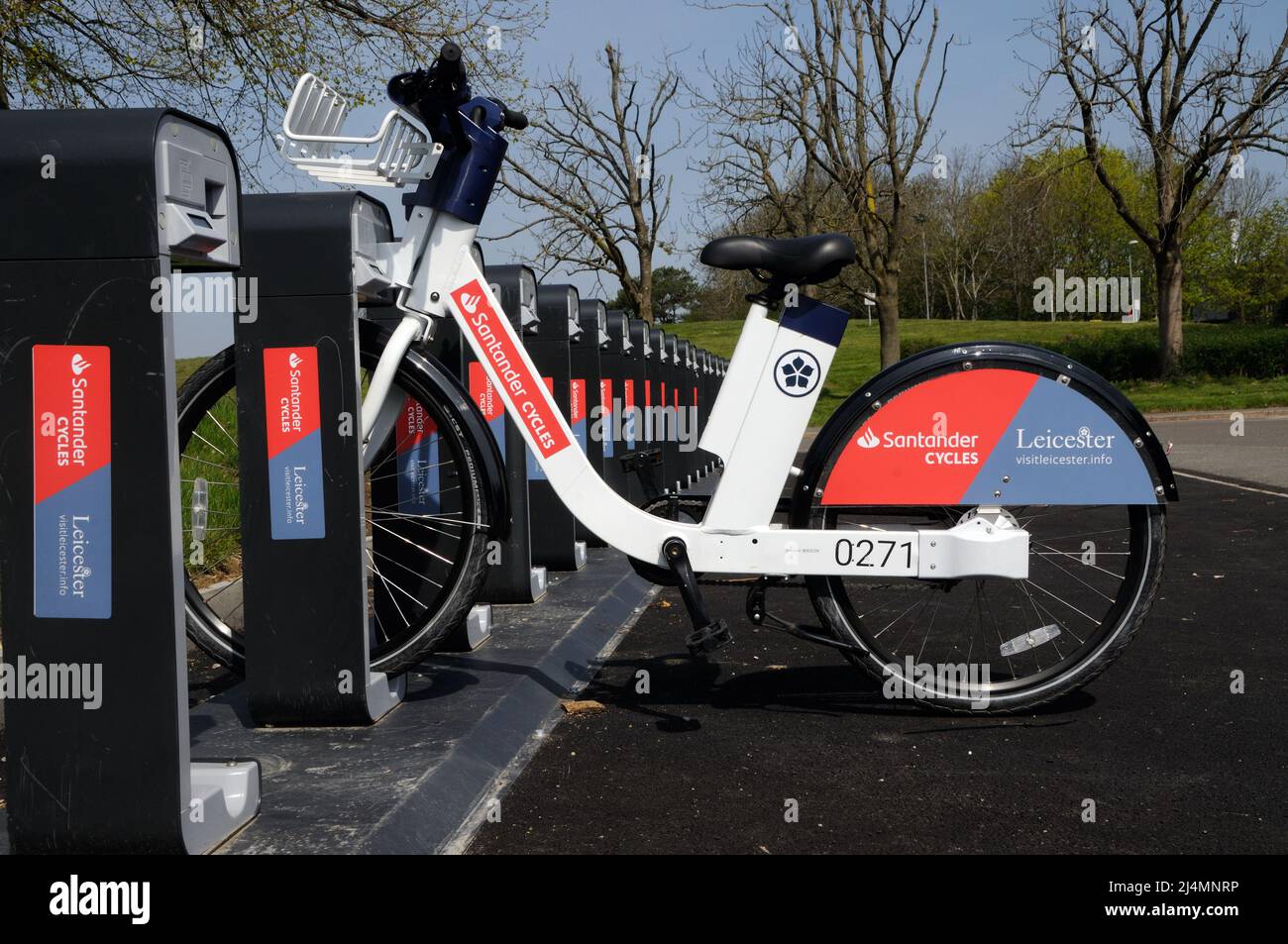 E-bike d'un projet commun entre Santander et le Conseil municipal de Leicester dans une station de charge à l'hôpital Glenfiled de Leicester, Leicestershire, Angleterre Banque D'Images