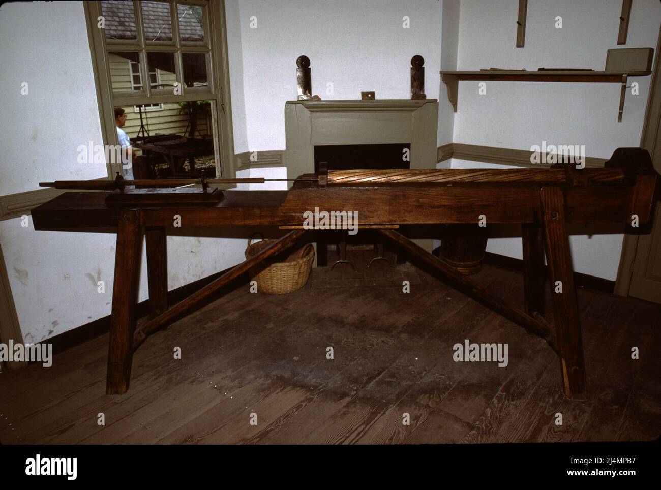 Williamsburg, Virginie. ÉTATS-UNIS 9/1987. Maître-gunsmith pour fusils, pistolets et fusils de chasse coloniaux du 18th siècle. À l'aide d'outils de gunsmiting de 18th siècles, faites fabriquer chaque arme à feu de bois à serrure. Banque D'Images