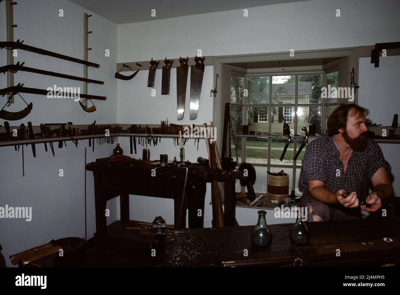 Williamsburg, Virginie. ÉTATS-UNIS 9/1987. Maître-gunsmith pour fusils, pistolets et fusils de chasse coloniaux du 18th siècle. À l'aide d'outils de gunsmiting de 18th siècles, faites fabriquer chaque arme à feu de bois à serrure. Banque D'Images