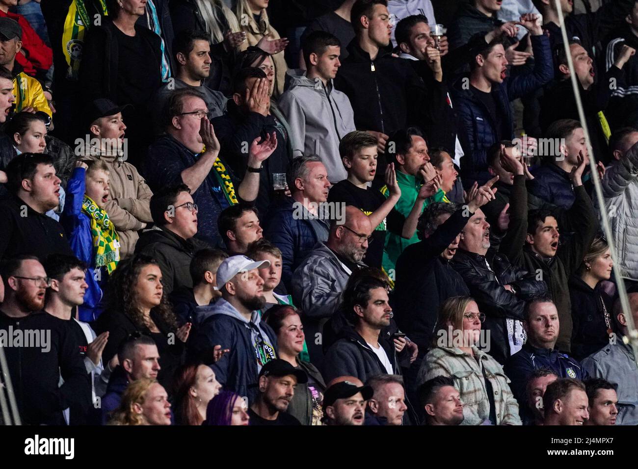 SITTARD, PAYS-BAS - AVRIL 16: Isitan Gun de Fortuna Sittard regardant le match du côté Fernando Ricksen pendant le match néerlandais Eredivisiie entre Fortuna Sittard et Sparta Rotterdam au stade Fortuna Sittard le 16 avril 2022 à Sittard, pays-Bas (photo de Joris Verwijst/Orange Pictures) Banque D'Images