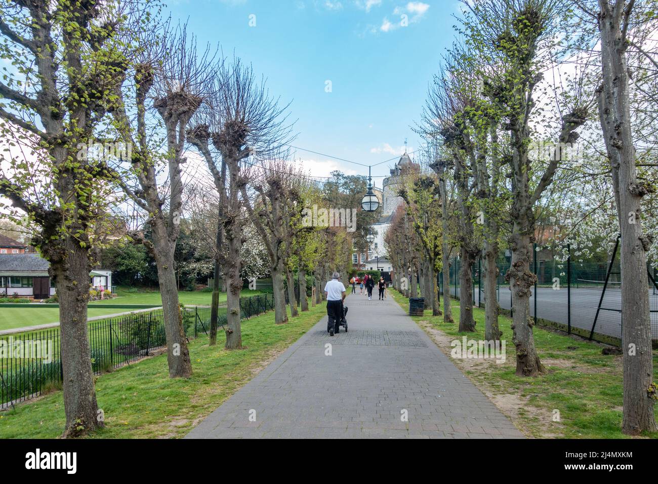 La Queen's Walk, un sentier qui traverse le parc Goswells à Windsor, au Royaume-Uni Banque D'Images