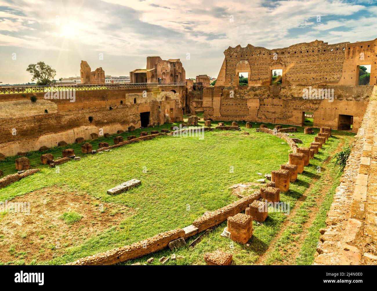 Stade de Domitian sur le Mont Palatin au soleil, Rome, Italie. C'est un monument célèbre de Rome. Ruines romaines anciennes au sommet du Palatin et soleil dans la ville de Rome Banque D'Images