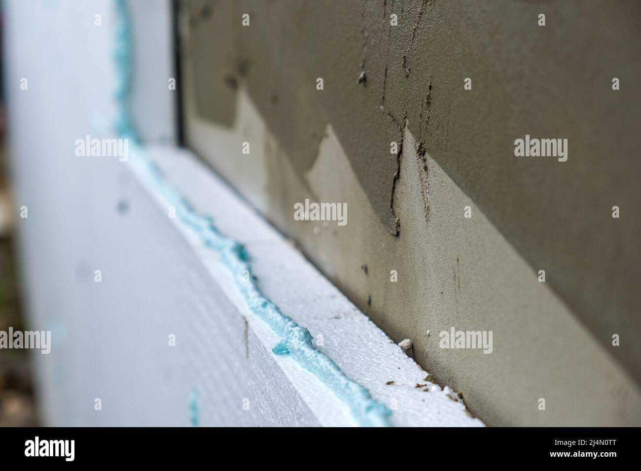 Installation de feuilles d'isolation en mousse de polystyrène sur le mur de la façade de la maison pour la protection thermique. Banque D'Images