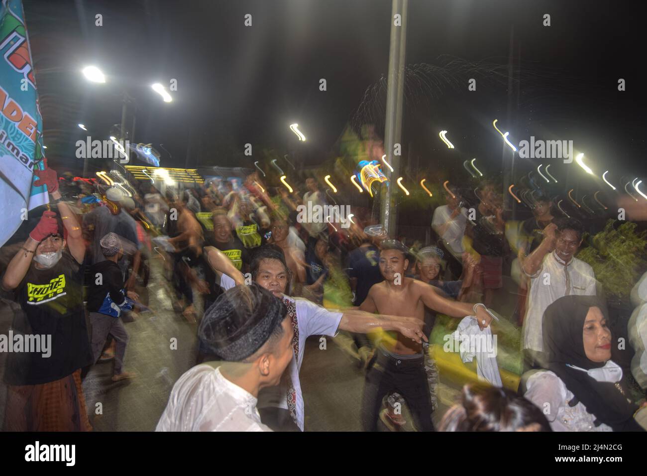 Soppeng, Indonésie. 16th avril 2022. Les jeunes battent la batterie et  chantent des chansons religieuses pendant la patrouille de Ramadhan à  Soppeng City. Ce festival est synonyme de réveiller les musulmans avant