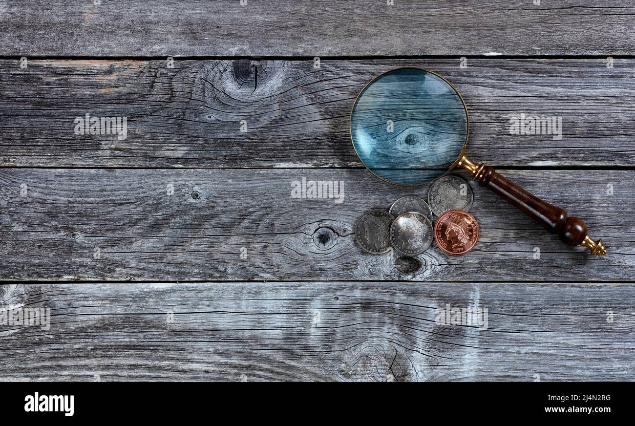 Dollars d'argent de Morgan américain et une pièce de cent de tête d'Inde sur table de bois rustique pour la collecte d'investissement numismatique Banque D'Images