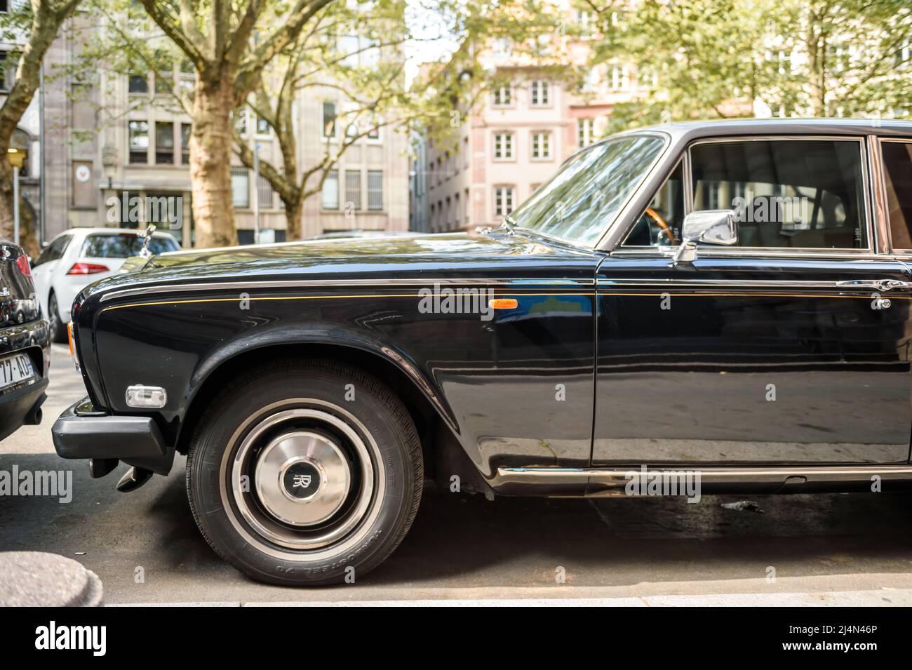 Paris, France - 12 septembre 2015 : vue latérale du parking dans la ville française Rolls-Royce Silver Wraith II noir chromé élégance intemporelle Banque D'Images