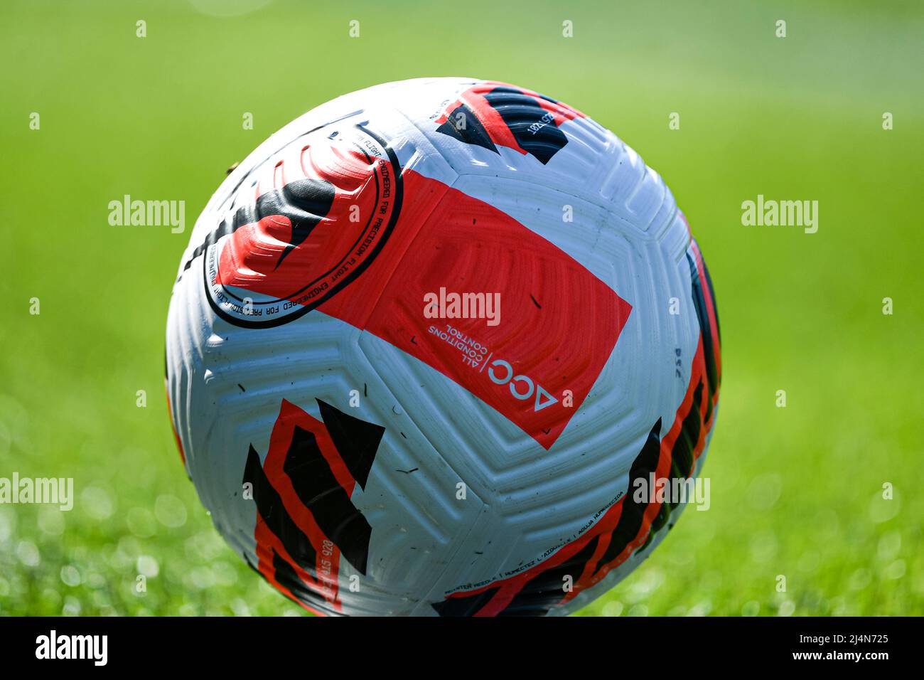 L'illustration montre le ballon officiel Nike All Conditions Control (ACC)  lors du championnat de France féminin D1 Arkema football match entre Paris  Saint-Germain (PSG) et GPSO 92 Issy le 16 avril 2022