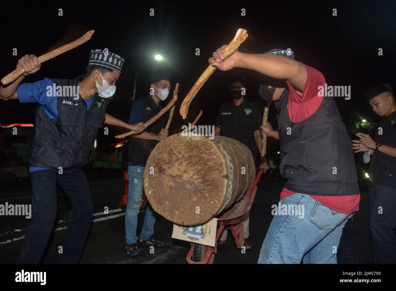 Soppeng, Sulawesi du Sud, Indonésie. 16th avril 2022. Les jeunes battent la  batterie et chantent des chansons religieuses pendant la patrouille de  Ramadhan à Soppeng City. Ce festival est synonyme de réveiller