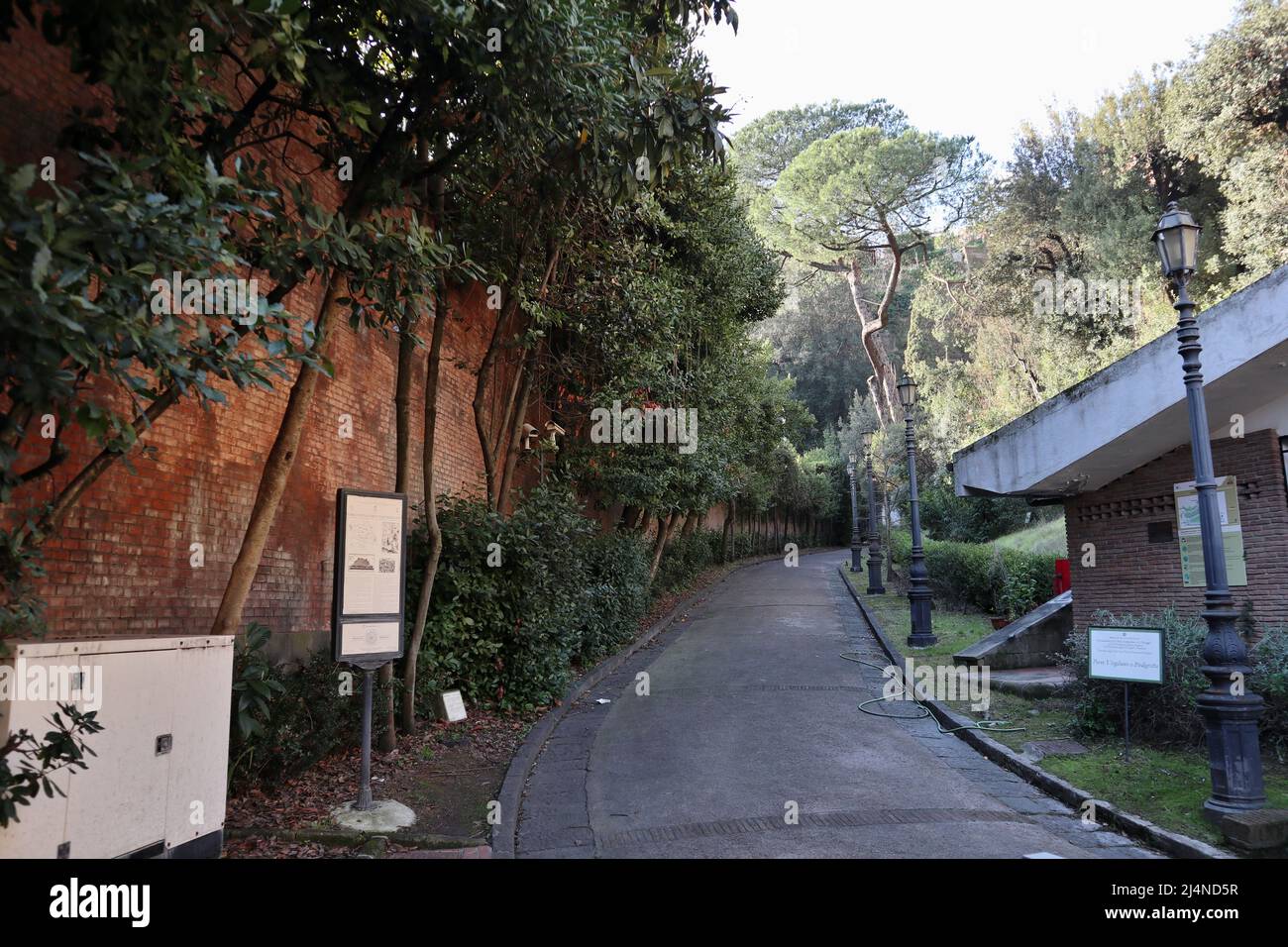 Napoli - Vialetto di ingresso del Parco Vergiliano a Piedigrotta Banque D'Images