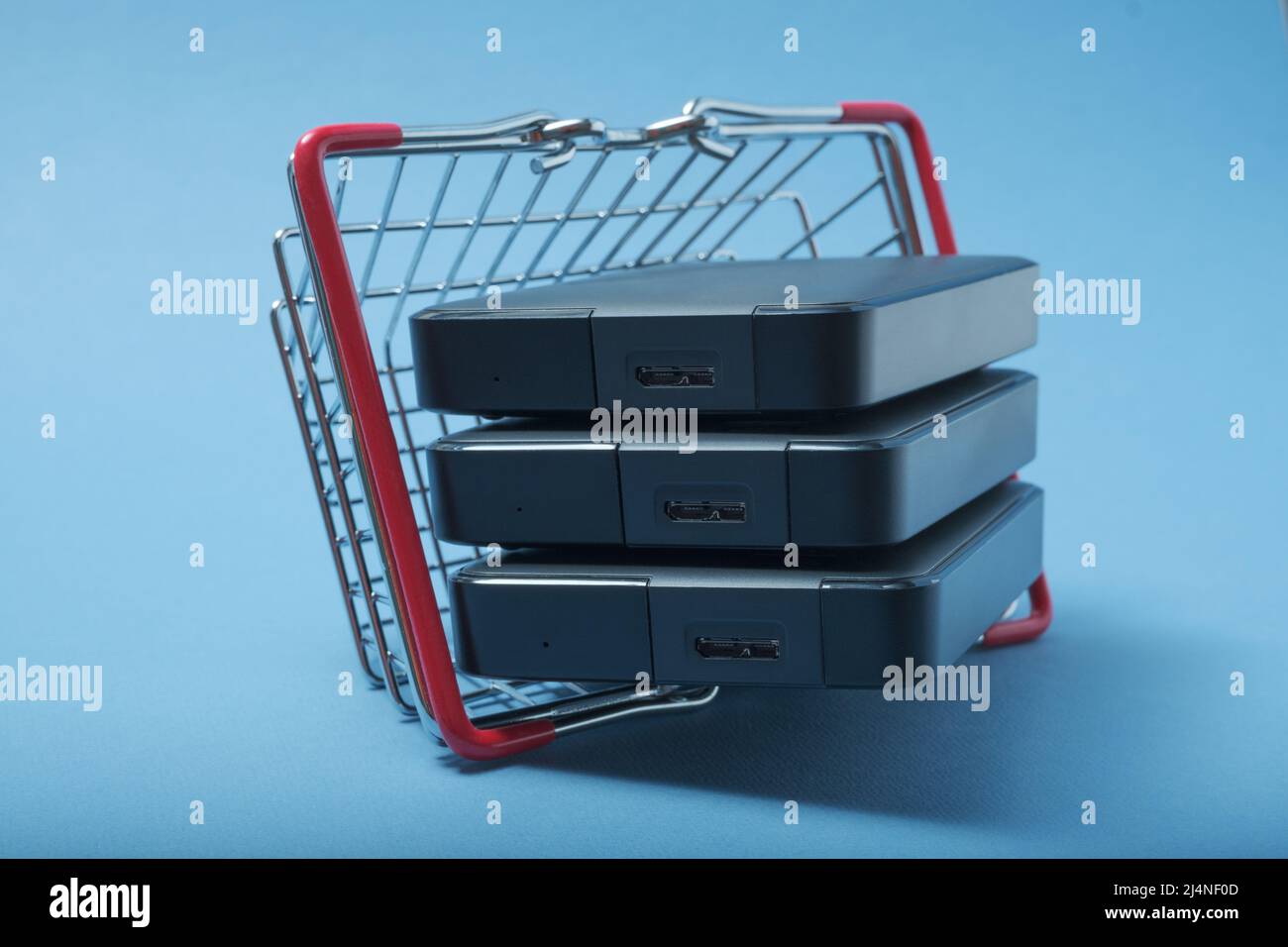 Pile de disques durs dans un panier. Banque D'Images