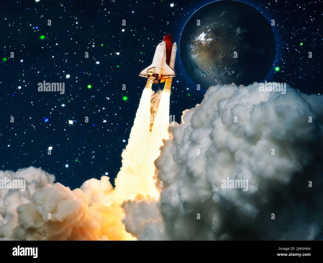 Lancement de la navette dans les nuages vers l'espace.Espace sombre avec des étoiles en arrière-plan.vol Spaceship.Éléments de cette image fournis par la NASA Banque D'Images