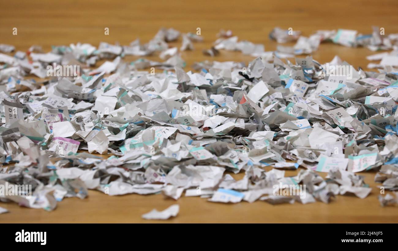 Une énorme pile de billets de tirage ou de loterie en papier vissés. Différents talons de billets numérotés de couleur pour un gagnant chanceux. Gagnants et perdre Banque D'Images