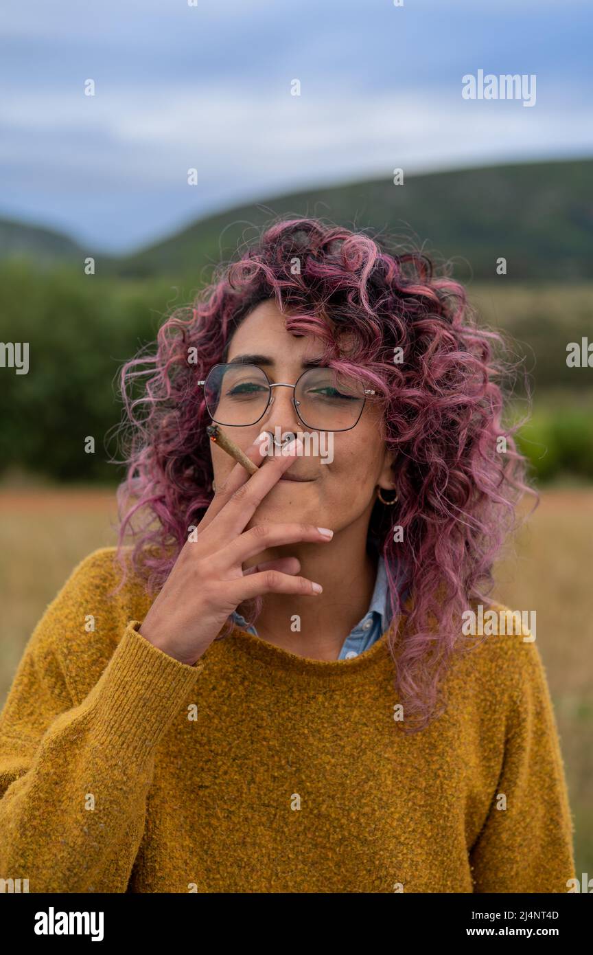 La femme a tiré de près tout en fumant du cannabis joint Banque D'Images