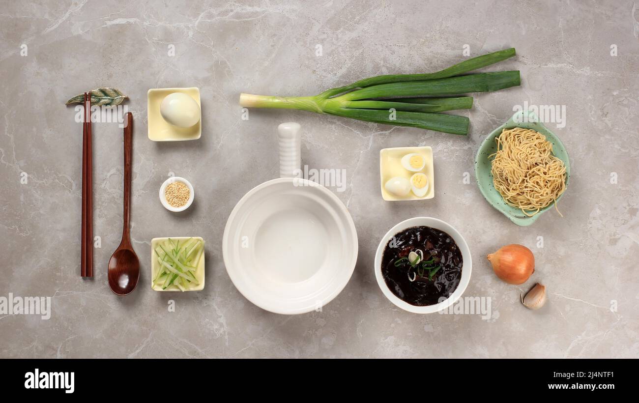 Nourriture Knolling asiatique Noodle, Flat Lay concept Ingrédients de Jajangmyeon ou Jjajangmyeon, nouilles coréennes avec sauce aux haricots noirs. Sur une table en marbre Banque D'Images