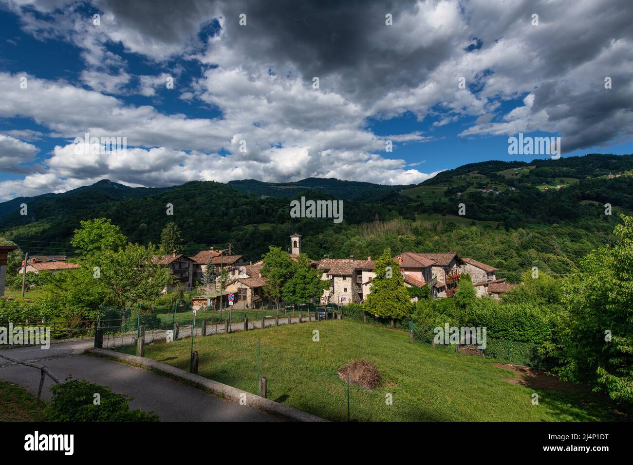 Le petit village d'Oneta au milieu de la vallée de Brembana Bergame Italie Banque D'Images