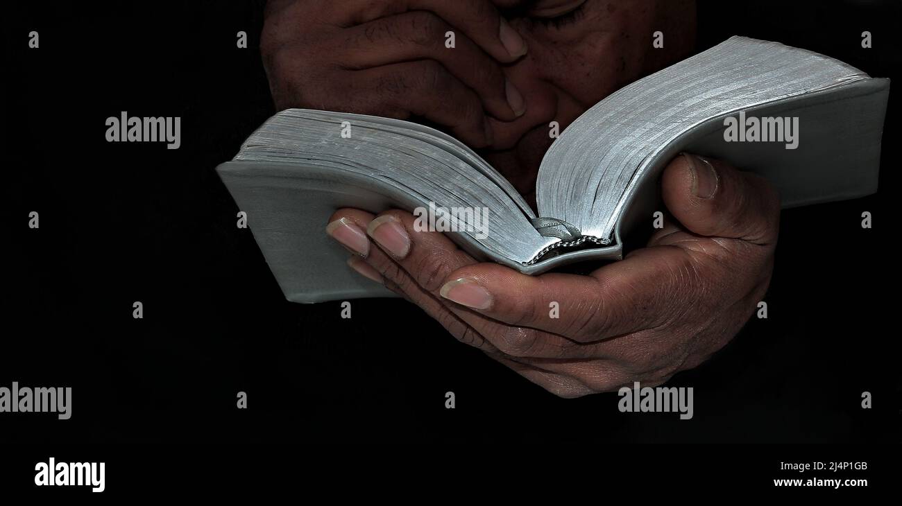 homme priant à dieu avec les mains ensemble photo de stock Banque D'Images