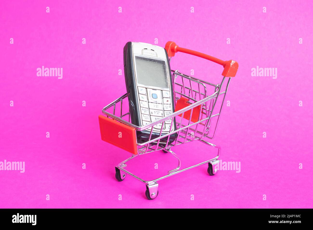 Belarus, Novopolotsk - 16 février, 2022: Ancien téléphone à bouton-poussoir Nokia dans un panier de près Banque D'Images