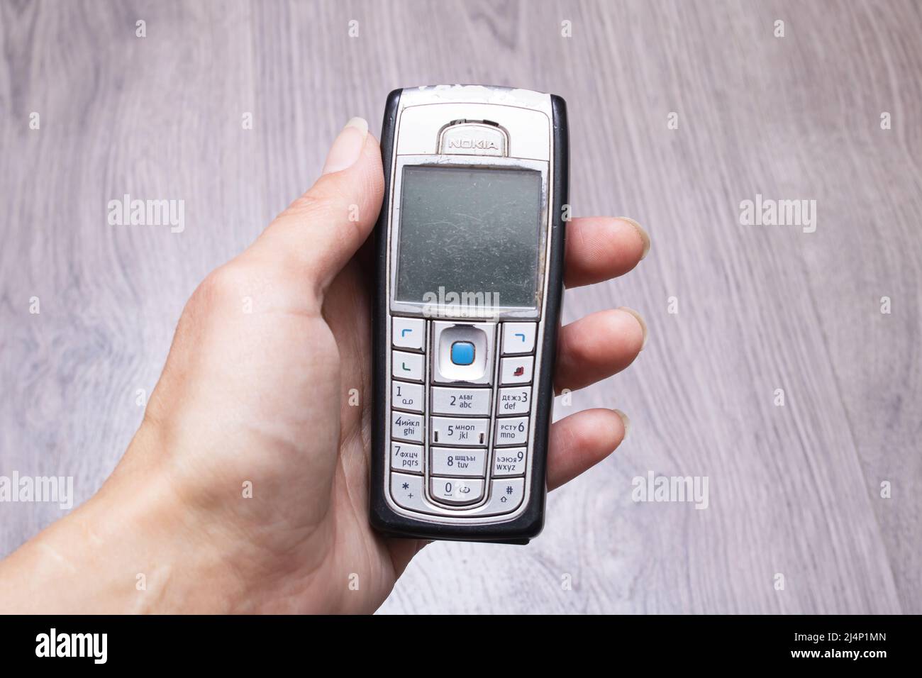 Belarus, Novopolotsk - 16 février, 2022: Ancien téléphone à bouton-poussoir Nokia dans la main de près Banque D'Images