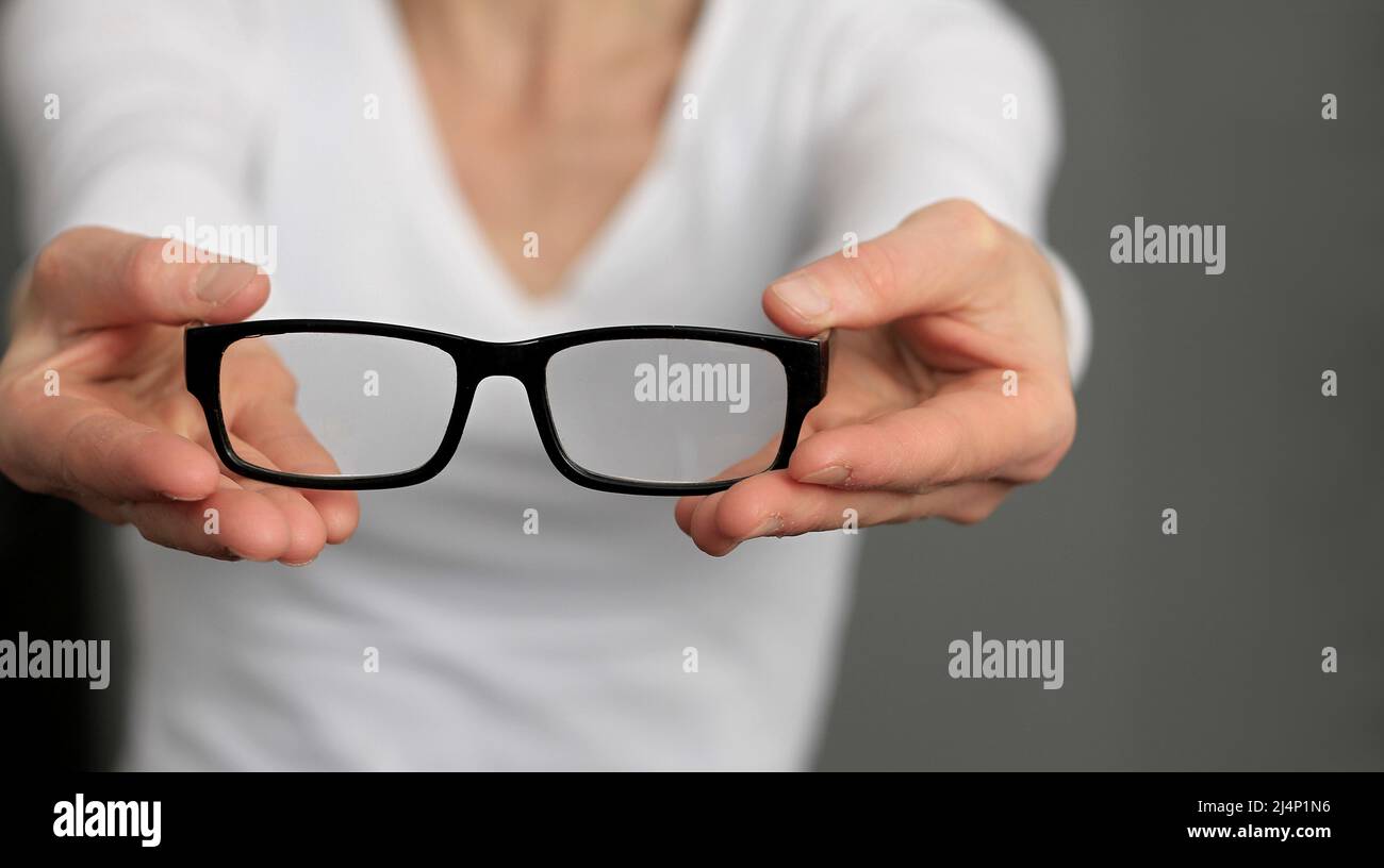 lunettes exposées dans un magasin d'opticien photo stock image fond blanc Banque D'Images