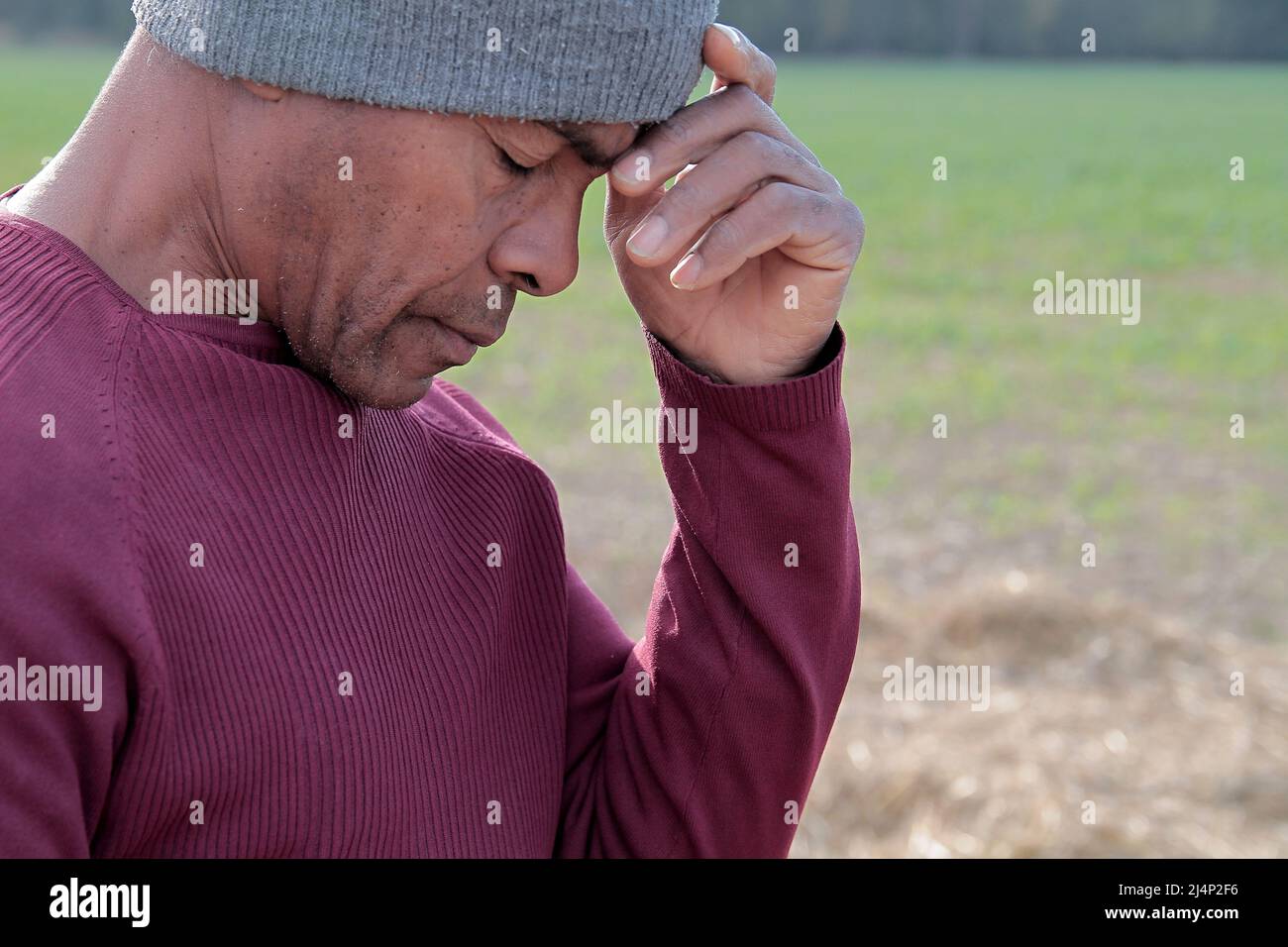 homme priant à dieu avec les mains ensemble photo de stock Banque D'Images