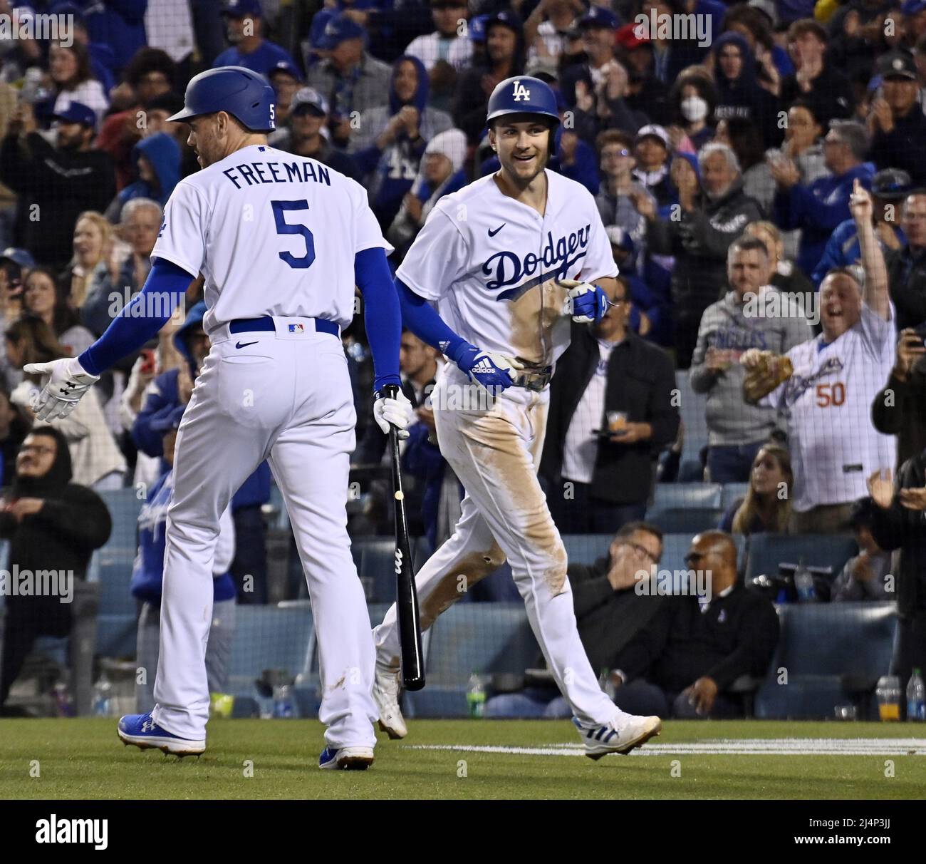 Los Angeles, États-Unis. 16th avril 2022. Le shortstop de Los Angeles Dodgers, Tread (R), célèbre avec son coéquipier Freddie Freeman (5) après avoir frappé un homer à deux courses au départ de Cincinnati Reds, lors du sixième repas au Dodger Stadium de Los Angeles le samedi 16 avril 2022. Greene a été levé avec un dans le sixième, ayant jeté 80 emplacements, 50 pour des grèves. La vitesse moyenne de ses 57 boulettes était de 100,2 mph. Photo de Jim Ruymen/UPI crédit: UPI/Alay Live News Banque D'Images