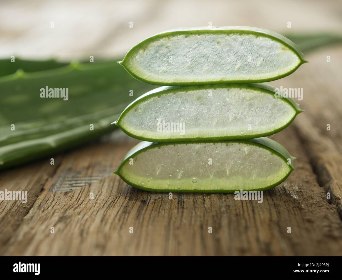 L'aloe vera placer les morceaux sur une table de bois. soft focus Banque D'Images