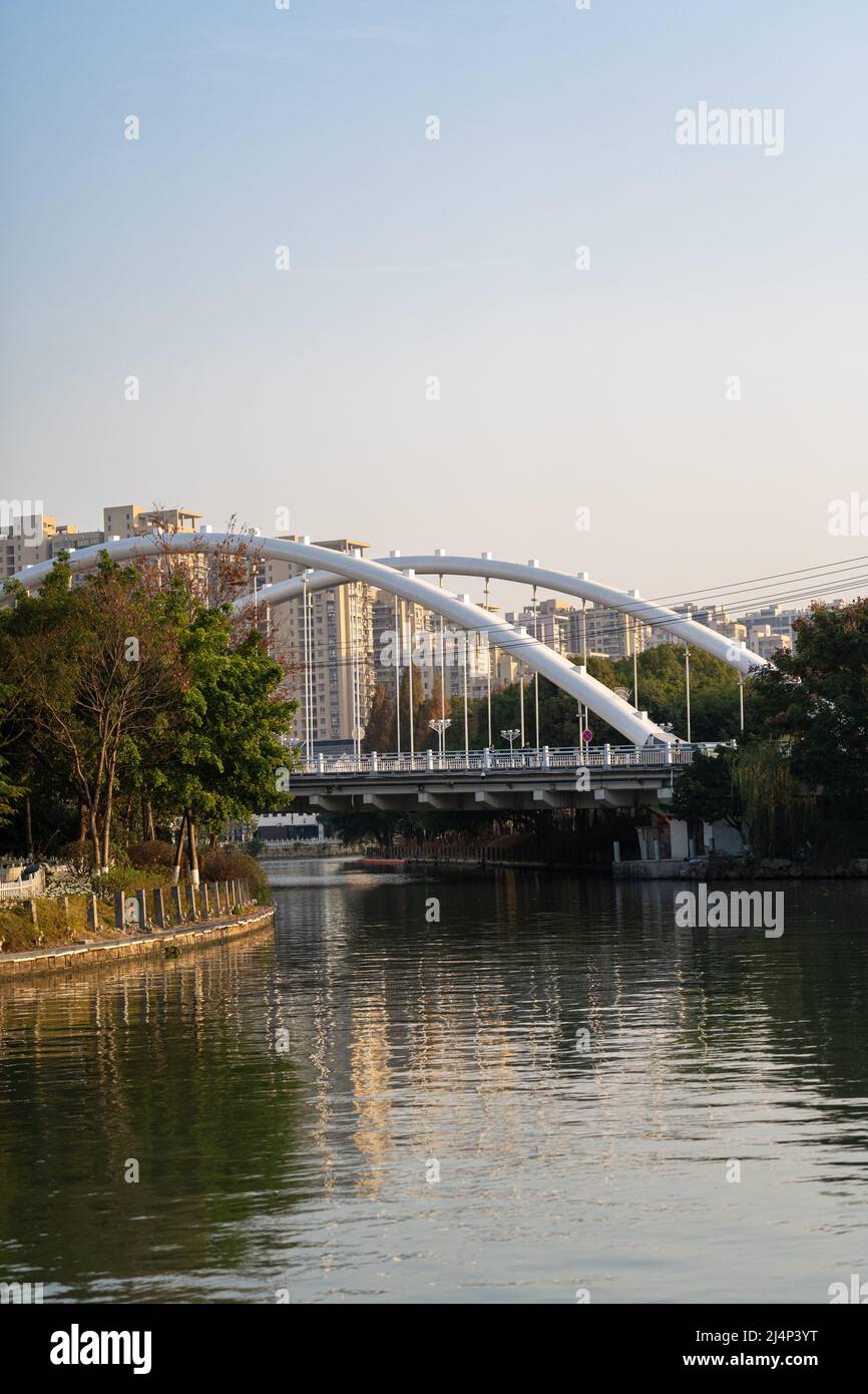 Plan vertical d'un pont d'arc moderne et magnifique à Wenzhou, en Chine Banque D'Images