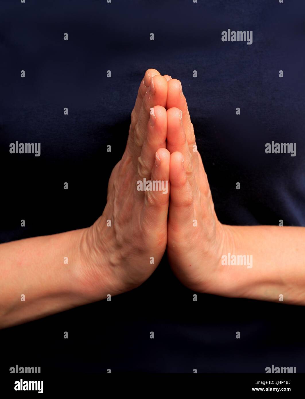 Les mains ensemble priant à la photo de Dieu stock Banque D'Images