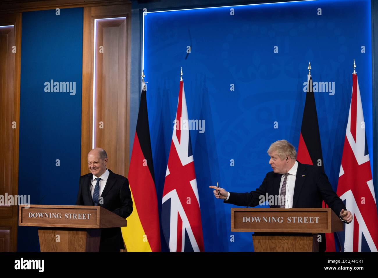 LONDRES, ANGLETERRE, ROYAUME-UNI - 08 AVRIL 2022 -. Le Premier ministre britannique Boris Johnson rencontre le chancelier allemand OLAF Scholz pour une réunion bilatérale en 10, Downing Stree Banque D'Images