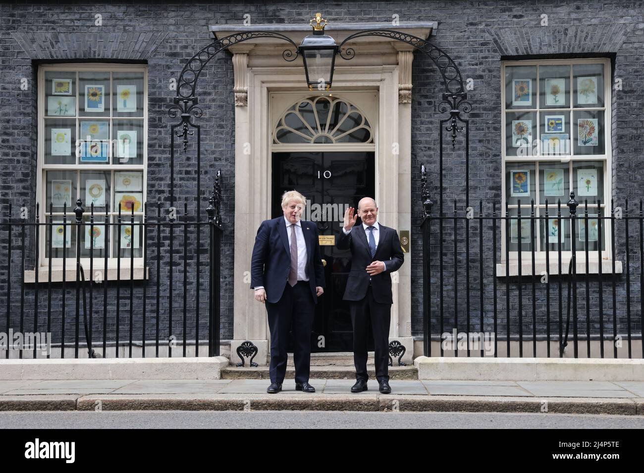 LONDRES, ANGLETERRE, ROYAUME-UNI - 08 AVRIL 2022 -. Le Premier ministre britannique Boris Johnson rencontre le chancelier allemand OLAF Scholz pour une réunion bilatérale en 10, Downing Stree Banque D'Images