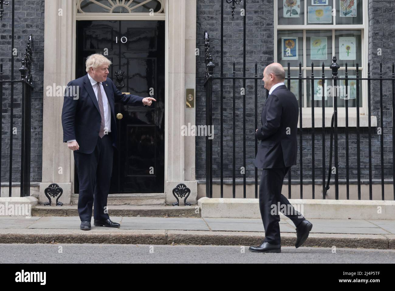 LONDRES, ANGLETERRE, ROYAUME-UNI - 08 AVRIL 2022 -. Le Premier ministre britannique Boris Johnson rencontre le chancelier allemand OLAF Scholz pour une réunion bilatérale en 10, Downing Stree Banque D'Images