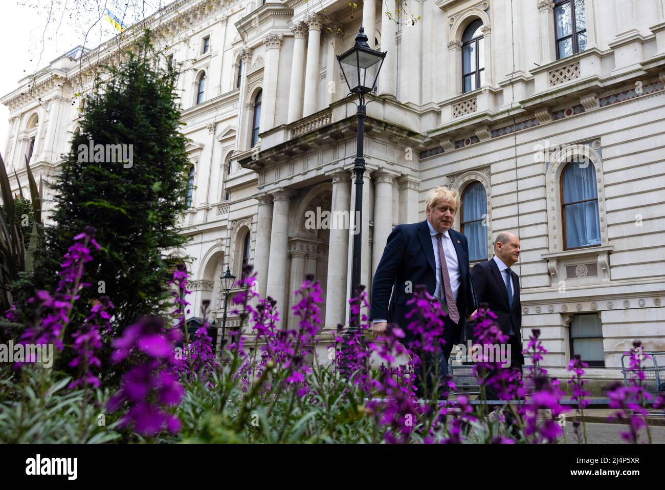 LONDRES, ANGLETERRE, ROYAUME-UNI - 08 AVRIL 2022 -. Le Premier ministre britannique Boris Johnson rencontre le chancelier allemand OLAF Scholz pour une réunion bilatérale en 10, Downing Stree Banque D'Images