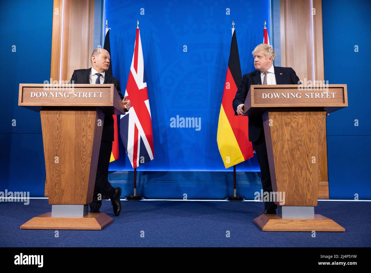 LONDRES, ANGLETERRE, ROYAUME-UNI - 08 AVRIL 2022 -. Le Premier ministre britannique Boris Johnson rencontre le chancelier allemand OLAF Scholz pour une réunion bilatérale en 10, Downing Stree Banque D'Images