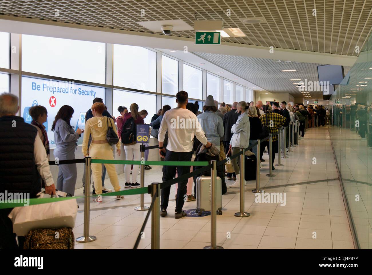 Des files d'attente se forment à la sécurité de l'aéroport de Birmingham, en raison du manque de personnel dans de nombreux grands aéroports du Royaume-Uni, certains aéroports subissent d'énormes files d'attente Banque D'Images