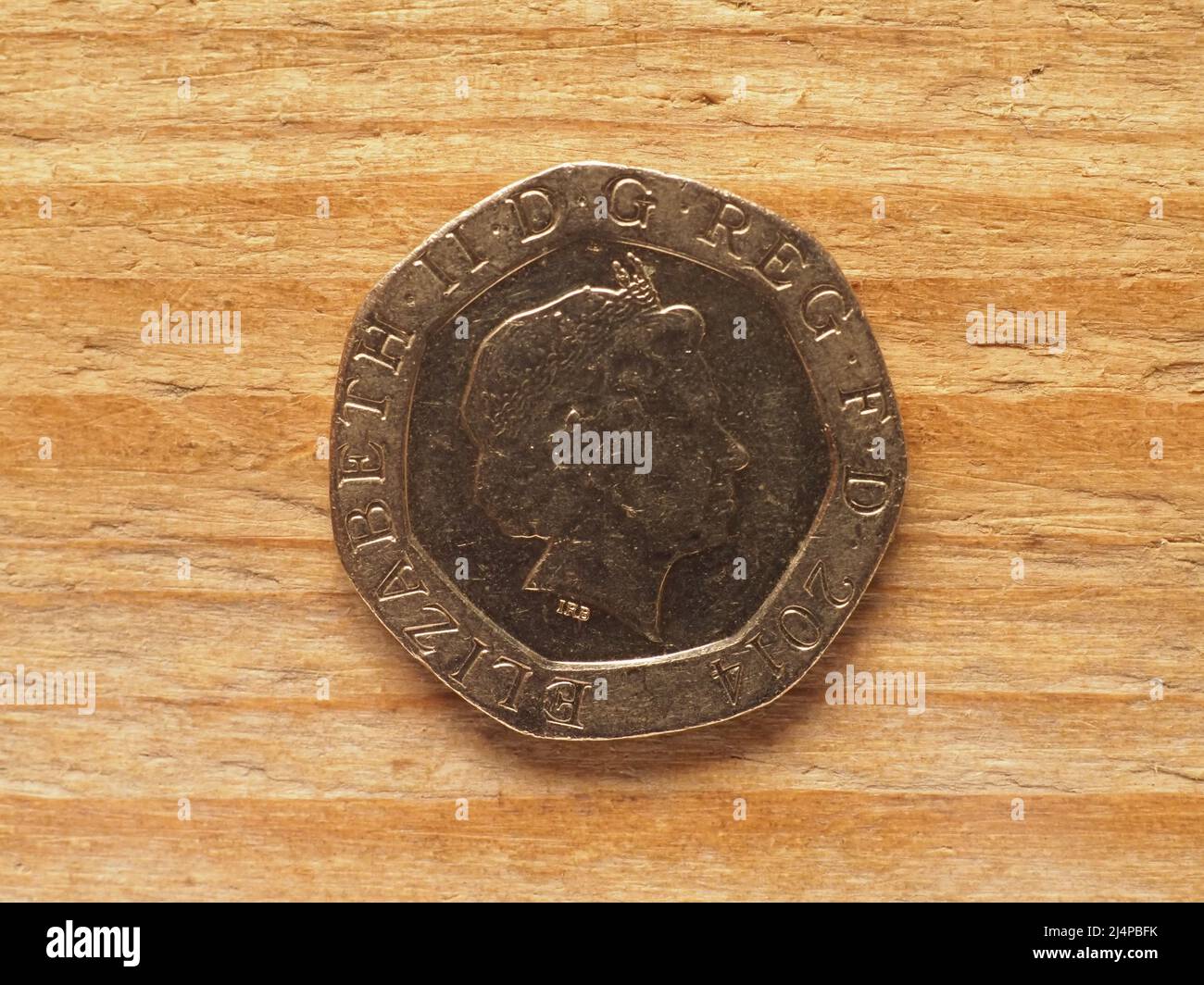 LONDRES, Royaume-Uni - VERS 2022: Vingt pence coin contre côté montrant un portrait de la reine Elizabeth II, monnaie du Royaume-Uni Banque D'Images