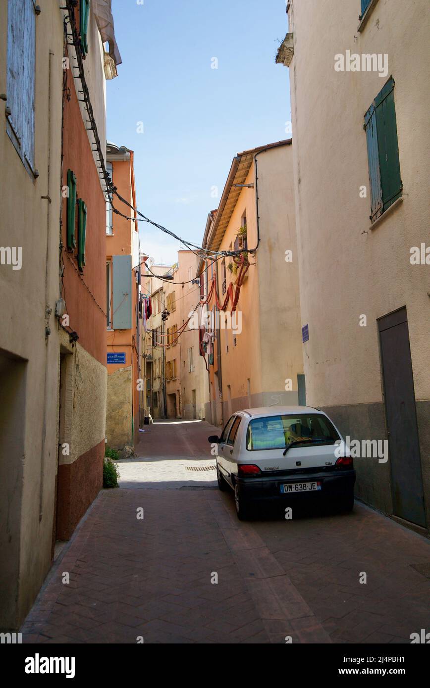 Les rues étroites de Perpignan, du sud de la France, des Pyrénées-Orientales. La ville historique de Perpignan était la capitale du Royaume de Majorque. Banque D'Images