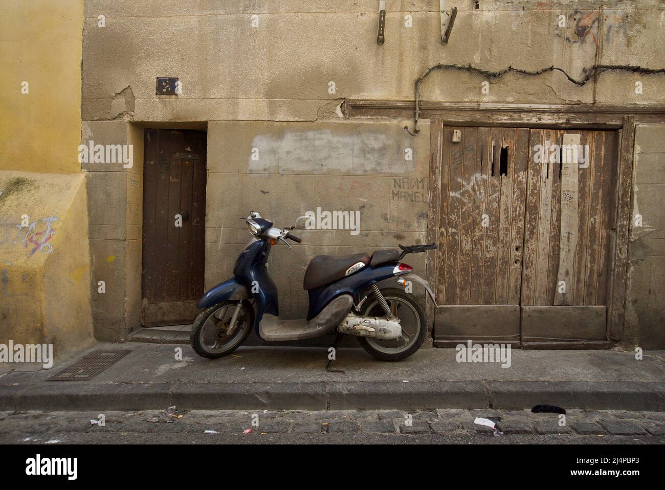Scooter sur les rues étroites de Perpignan, sud de la France, Pyrénées-Orientales. La ville de Perpignan était la capitale du Royaume de Majorque. Banque D'Images Scooter sur les rues étroites de Perpignan, sud de la France, Pyrénées-Orientales. La ville de Perpignan était la capitale du Royaume de Majorque. Banque D'Images