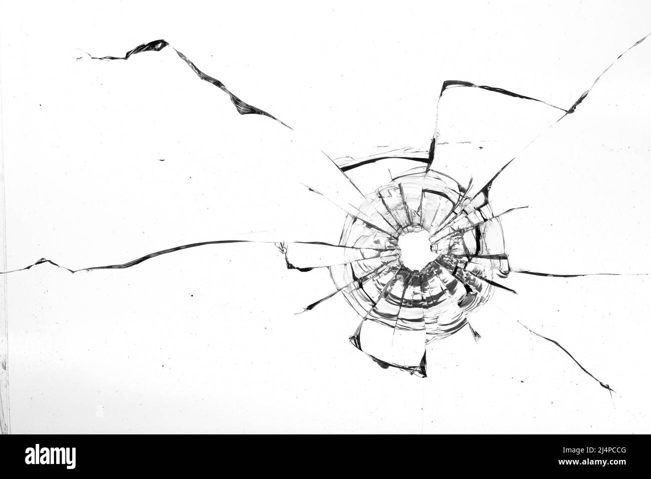 Fissures des balles dans le verre isolé sur un fond blanc Banque D'Images