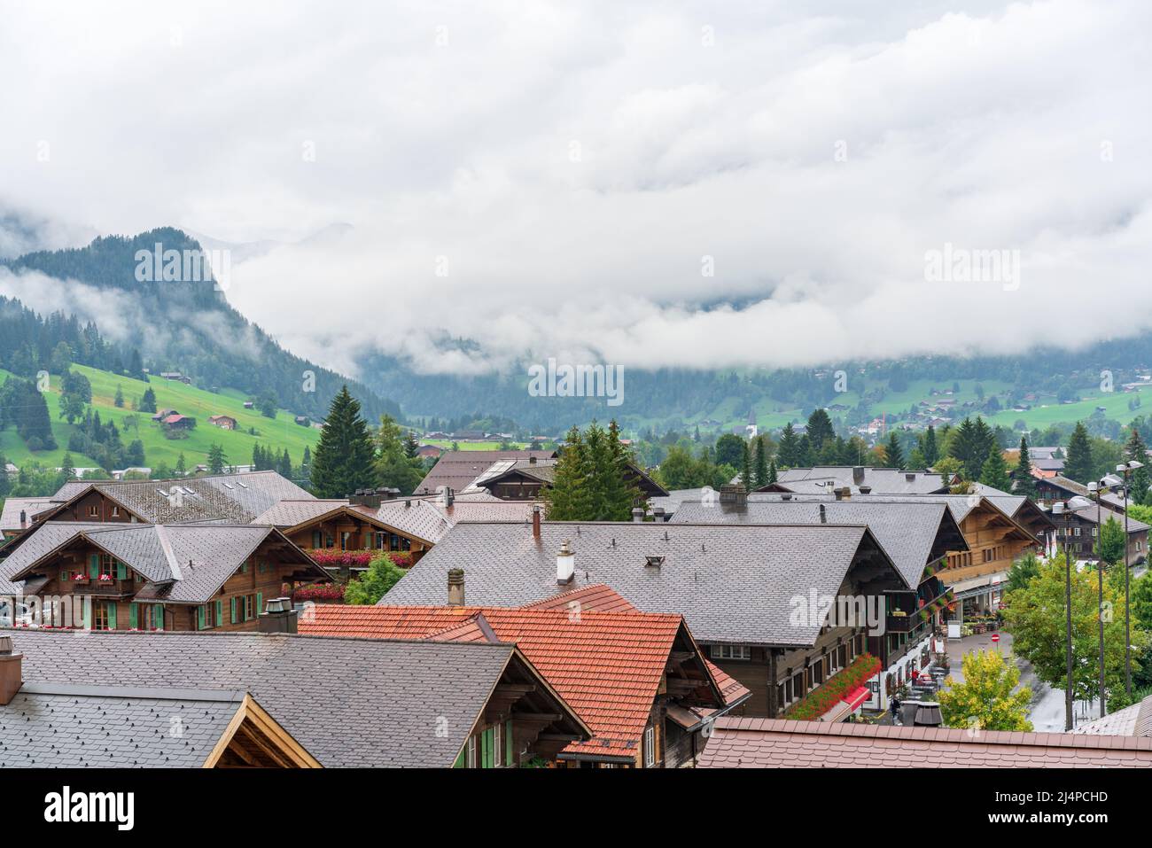 Chalets dans le village de Gstaad en automne Banque D'Images