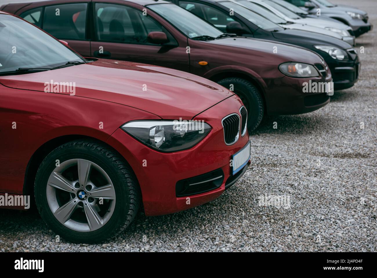 Voitures garées de suite. Le parking est pavé de galets. Banque D'Images