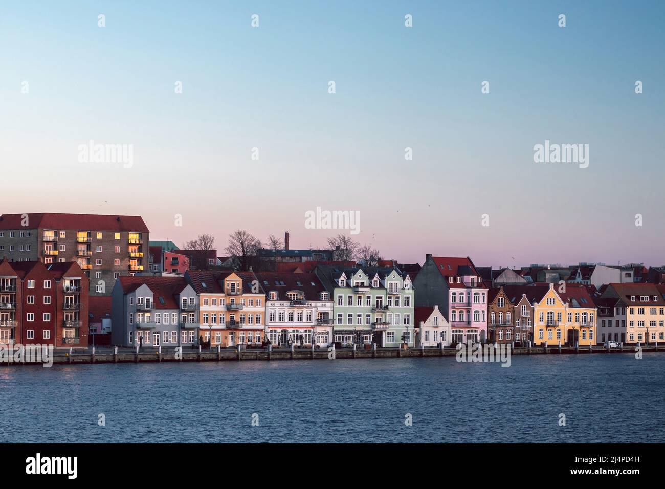 Paysage urbain nocturne de Sonderborg (Dan. Sønderborg), ville du sud du Danemark Banque D'Images