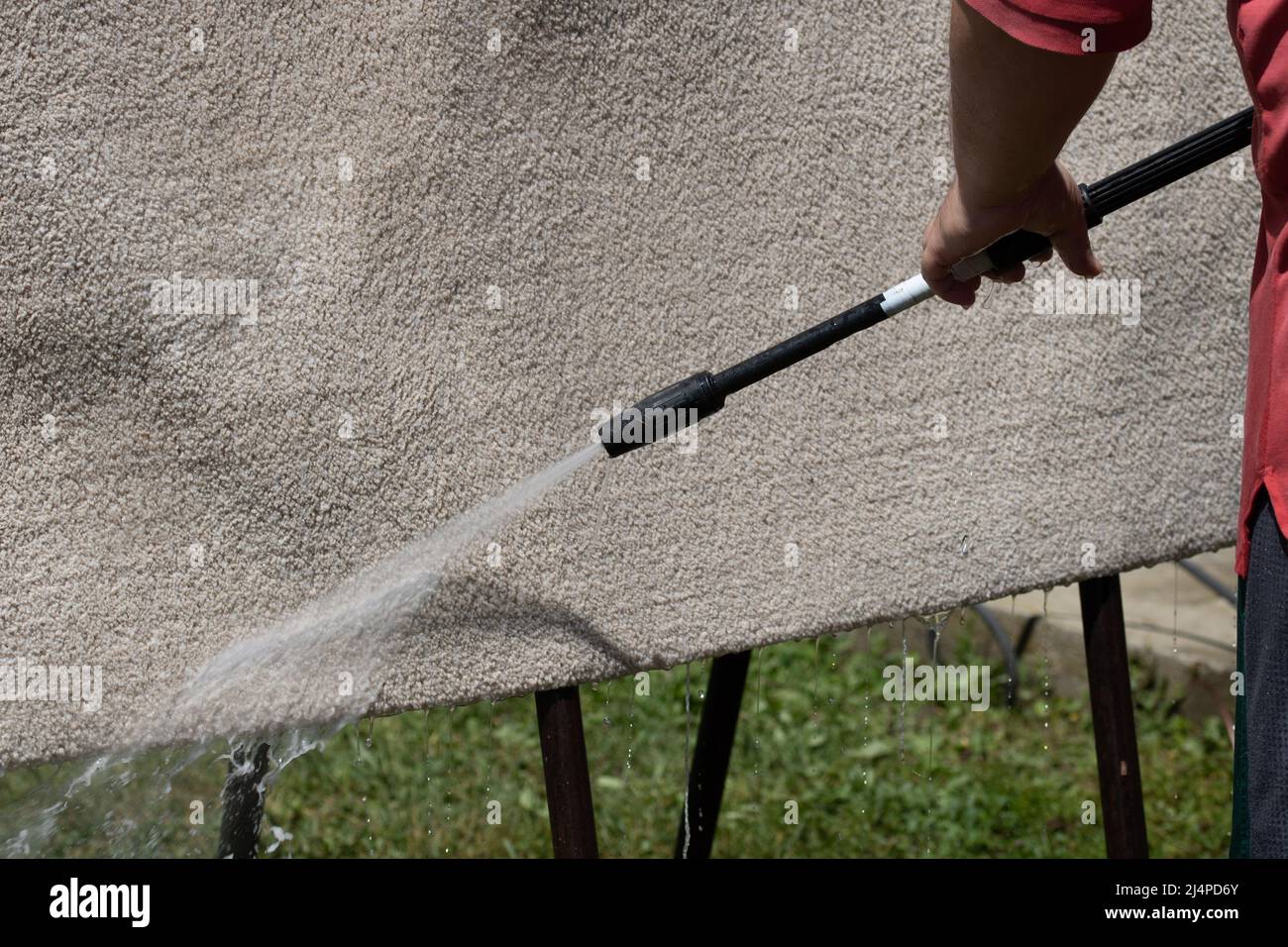 Laver les tapis avec un nettoyeur haute pression.Nettoyage de la moquette à  l'aide d'un pistolet pour le lavage de l'eau haute pression Photo Stock -  Alamy